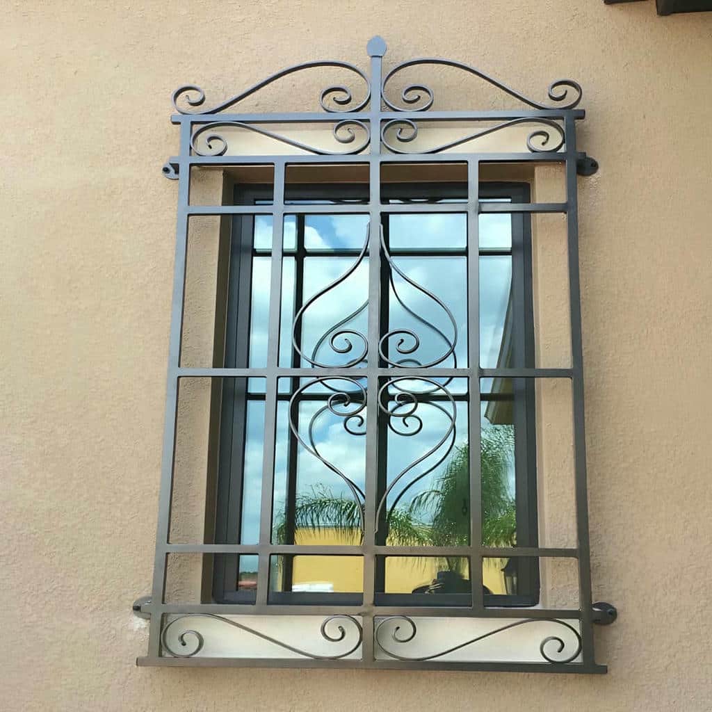 نرده فرفورژه با طرح هندسی روی پنجره بزرگ
