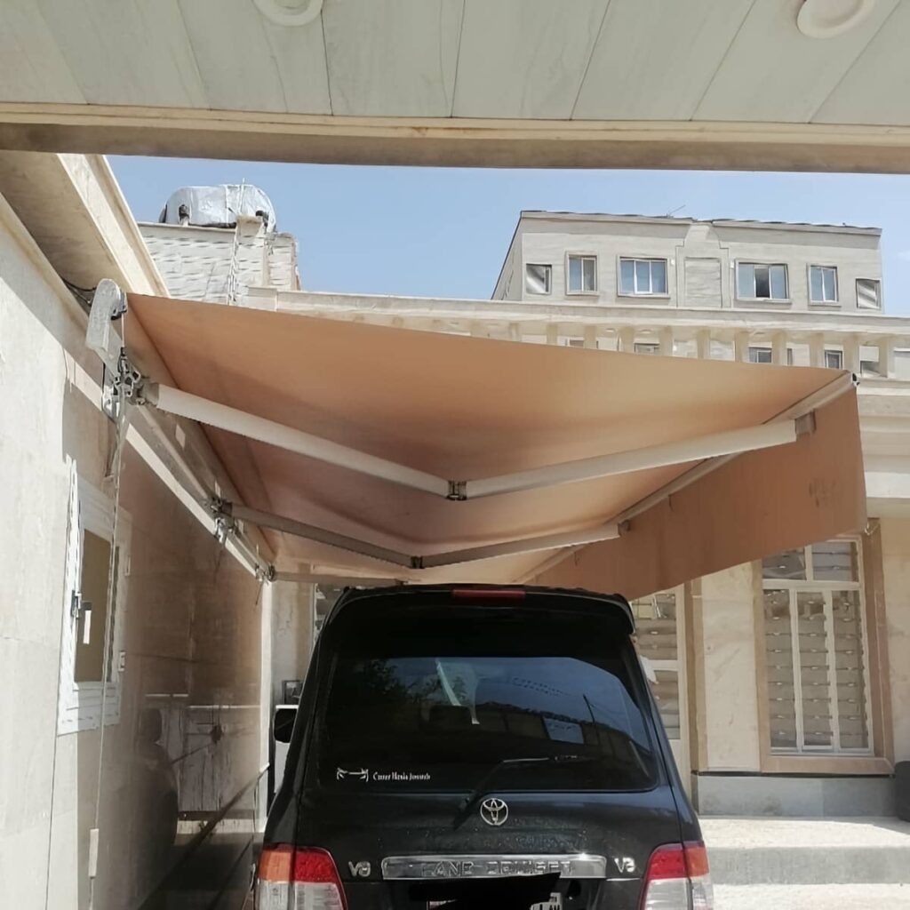 نمای بازویی سایه بان متحرک بر فراز سردر آجری
