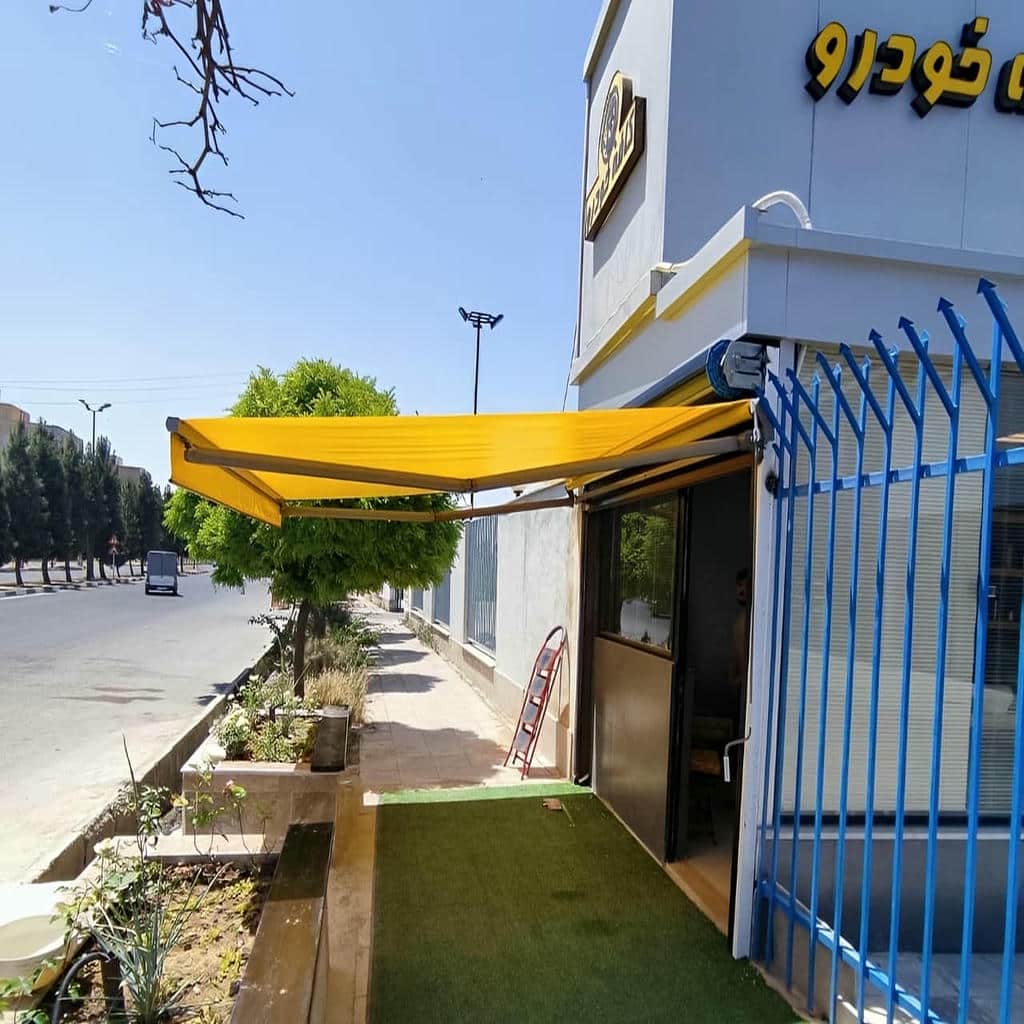 نمای بازوی سفید کنار ستون کلاسیک ساختمان