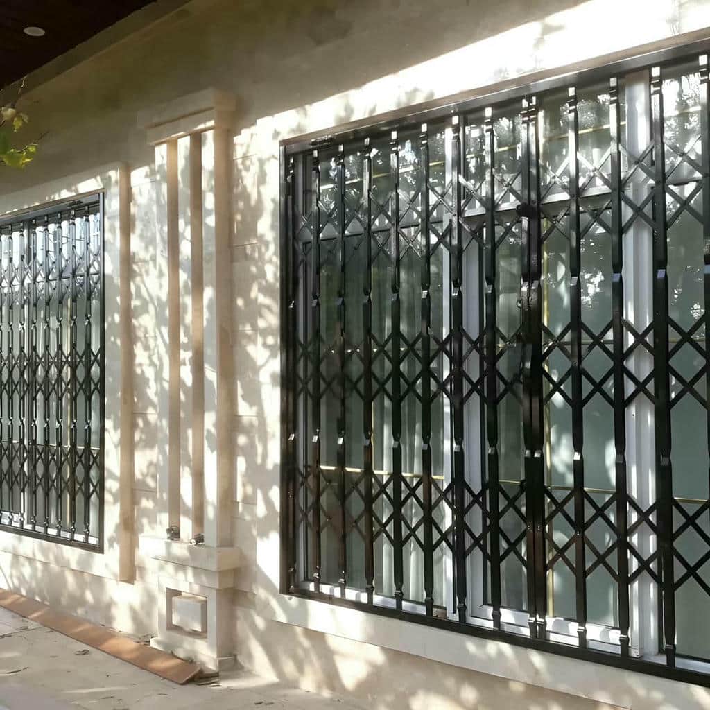 نمای روبرو از گارد کشویی مشکی با شبکه باز نمای روبرو از گارد کشویی مشکی با شبکه باز