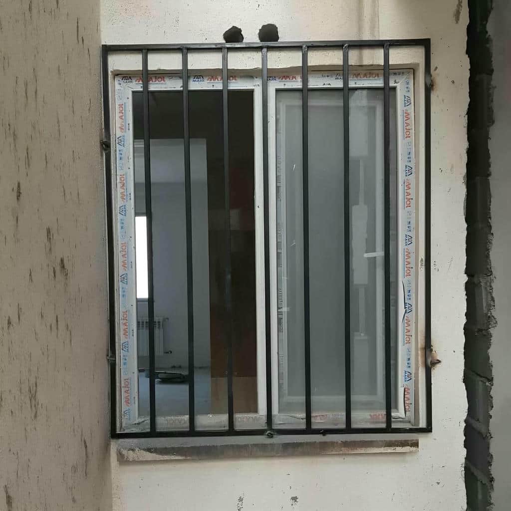 نمای نزدیک جوش پرداخت شده در گوشه قاب آهنی