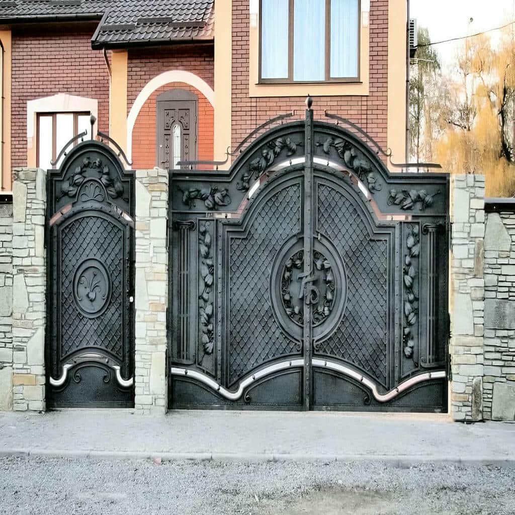 نمای نزدیک دستگیره طلایی روی دروازه فرفورژه