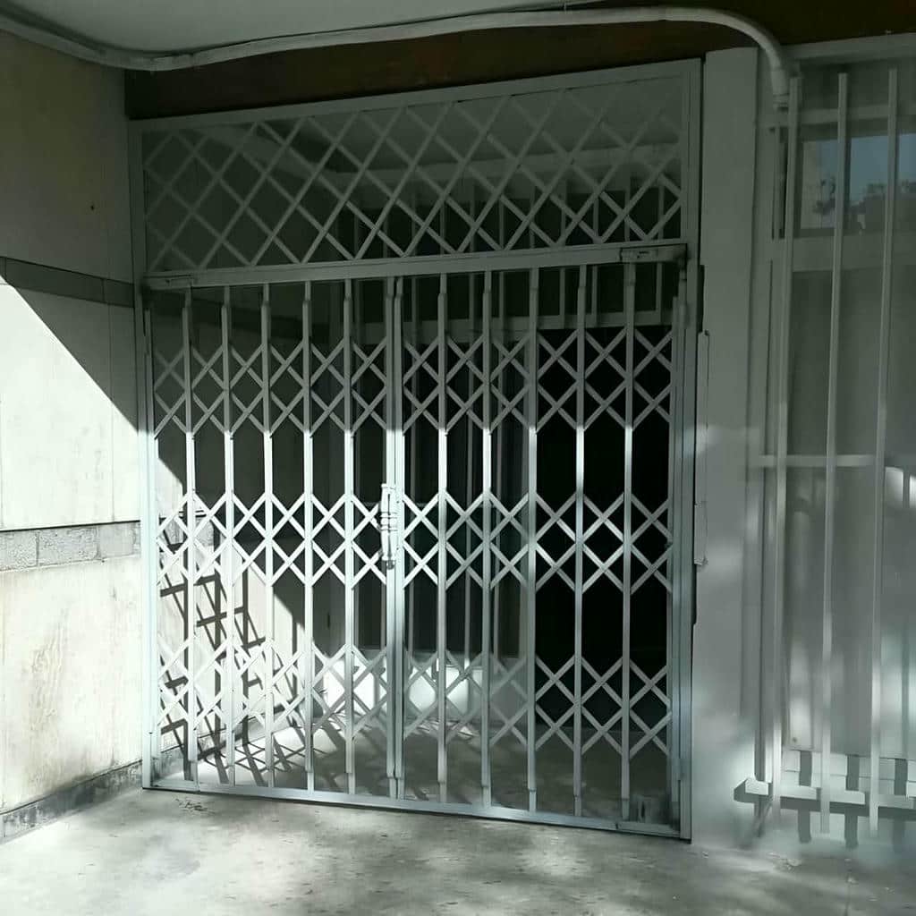 نمای نزدیک شبکه لوزی محافظ آهنی قهوه ای نمای نزدیک شبکه لوزی محافظ آهنی قهوه ای