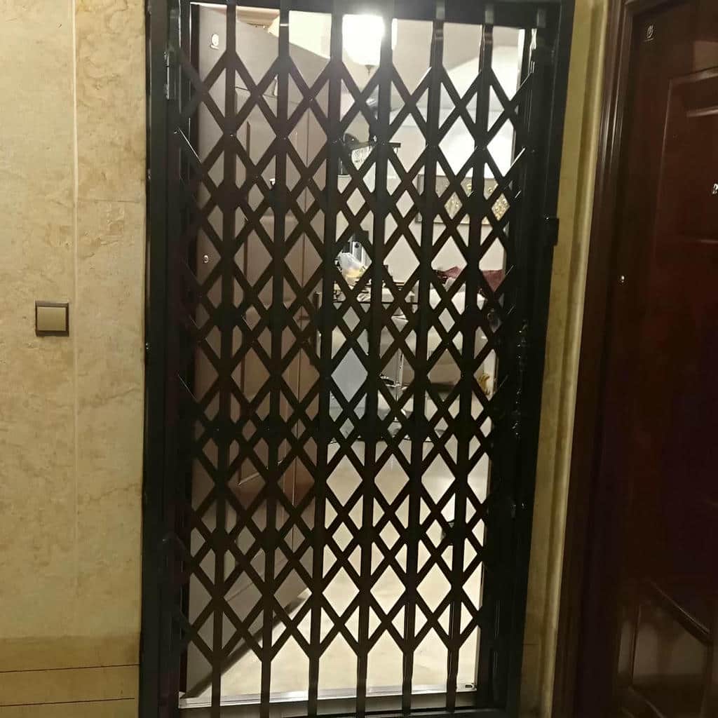نمای نزدیک قفل فلزی محافظ ورودی آپارتمان
