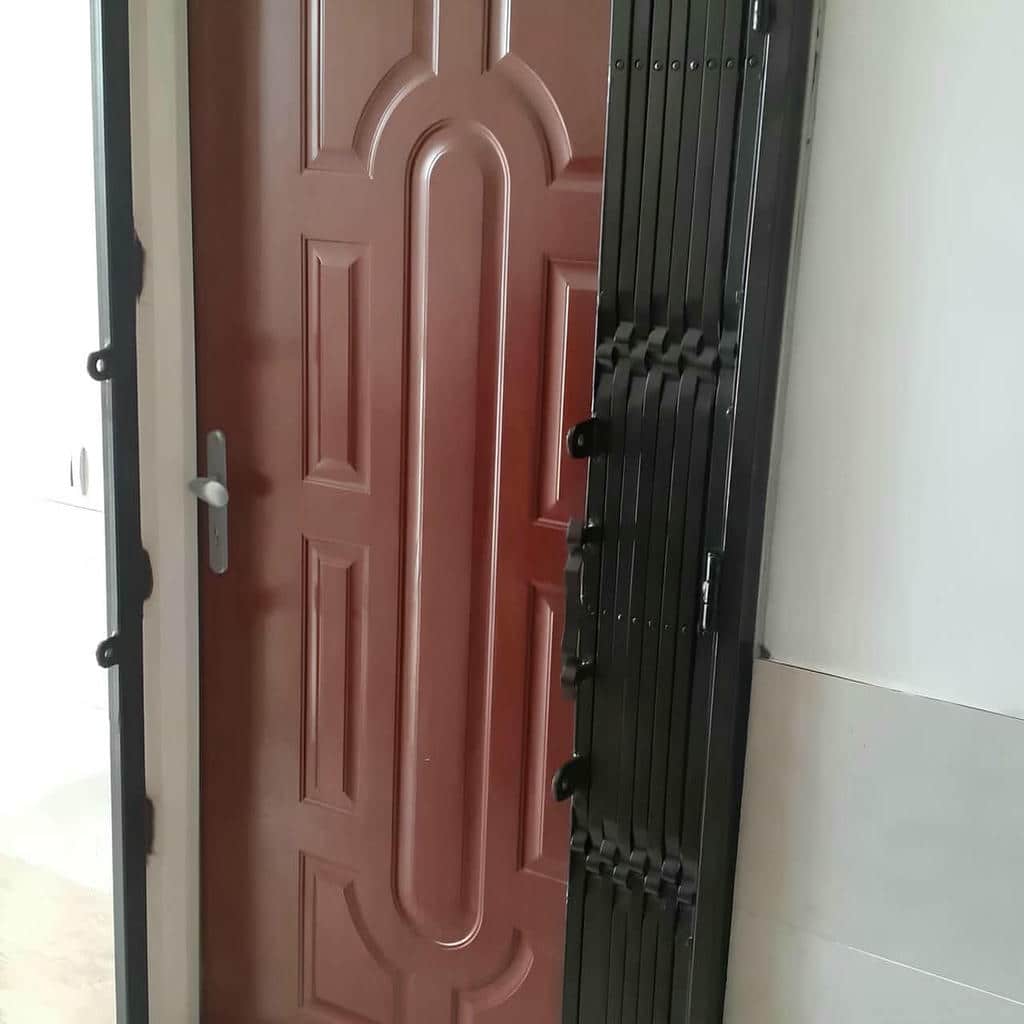 نمای نزدیک قفل فلزی و دستگیره محافظ تاشو