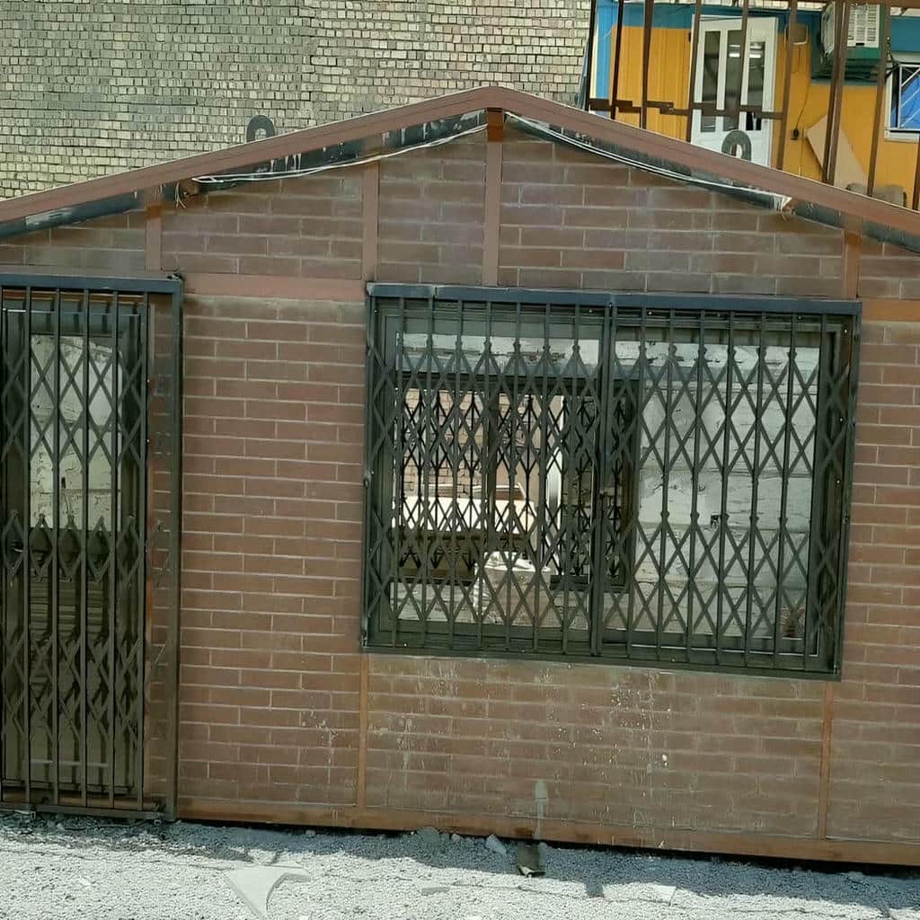 نمای نزدیک قفل فلزی گارد تاشوی مشکی