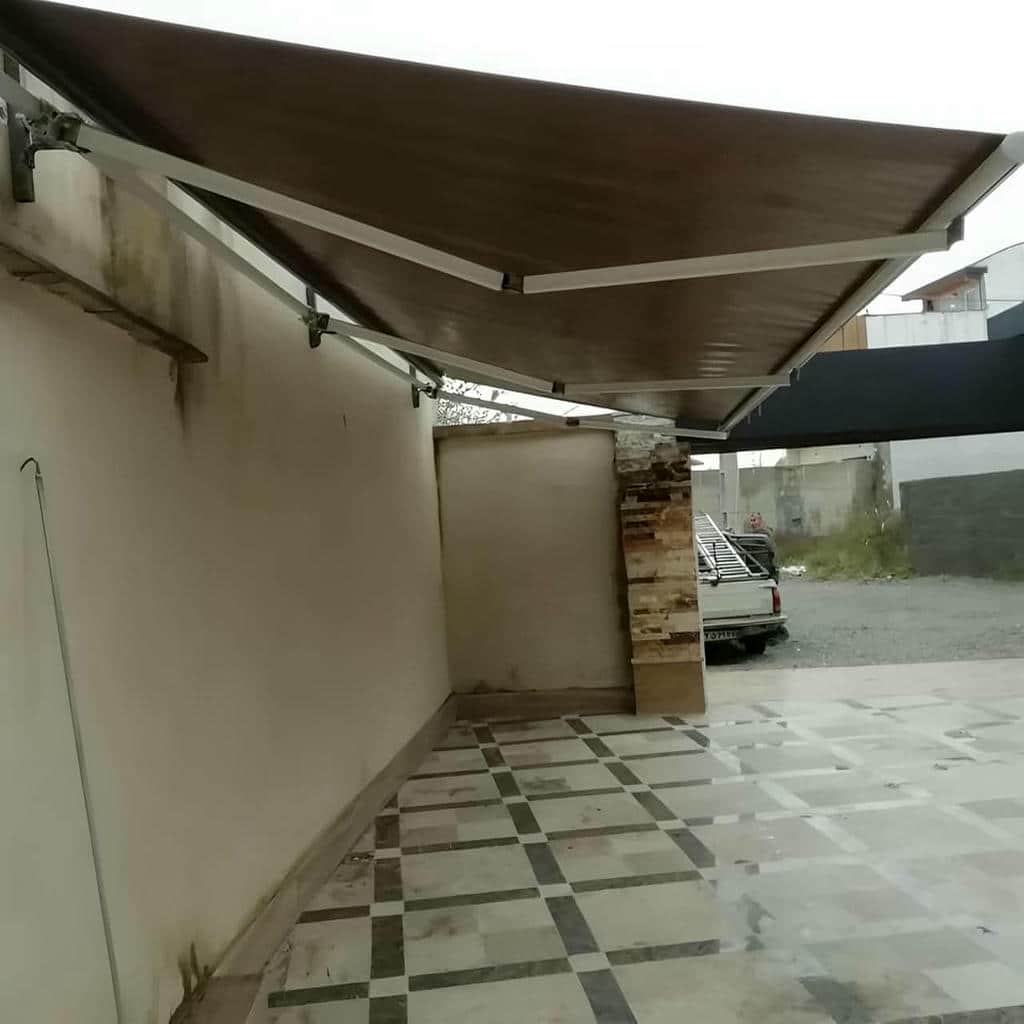 نمای نزدیک پارچه کرم و دوخت لبه پوشش