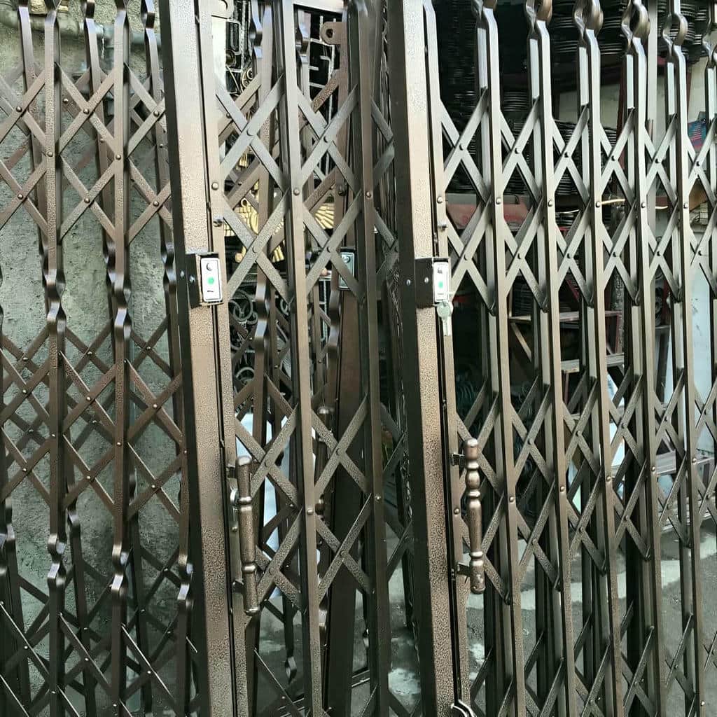 نمای نزدیک پرچ های فلزی روی شبکه گسترده نمای نزدیک پرچ های فلزی روی شبکه گسترده
