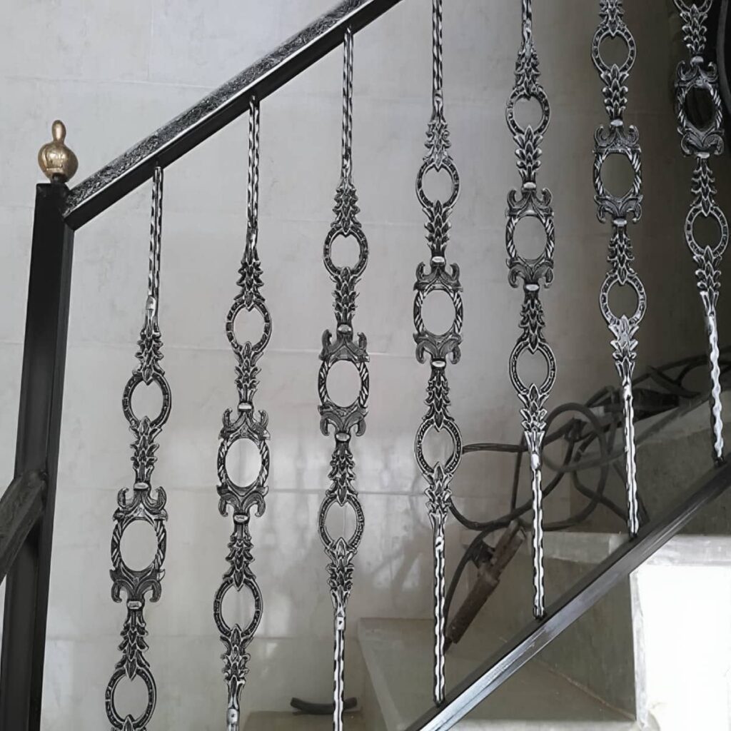 نمای نزدیک پوشش خاکستری روی پایه فولادی