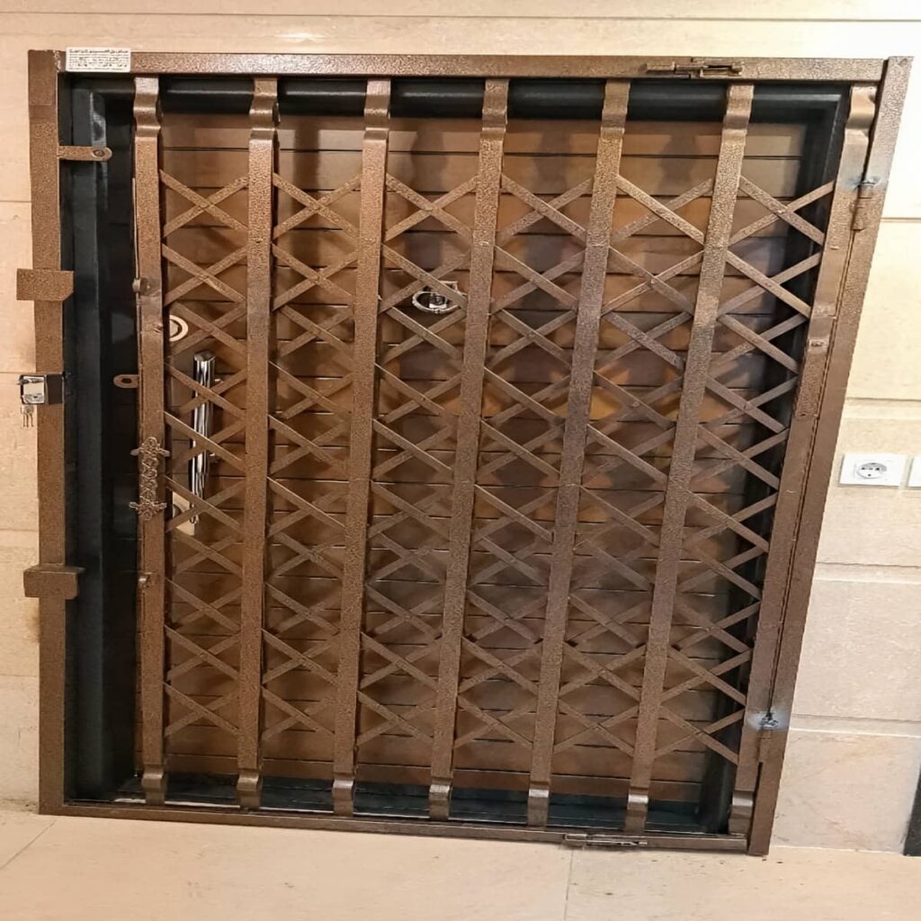 نمای نزدیک پوشش رنگ روی تسمه آهنی مرطوب