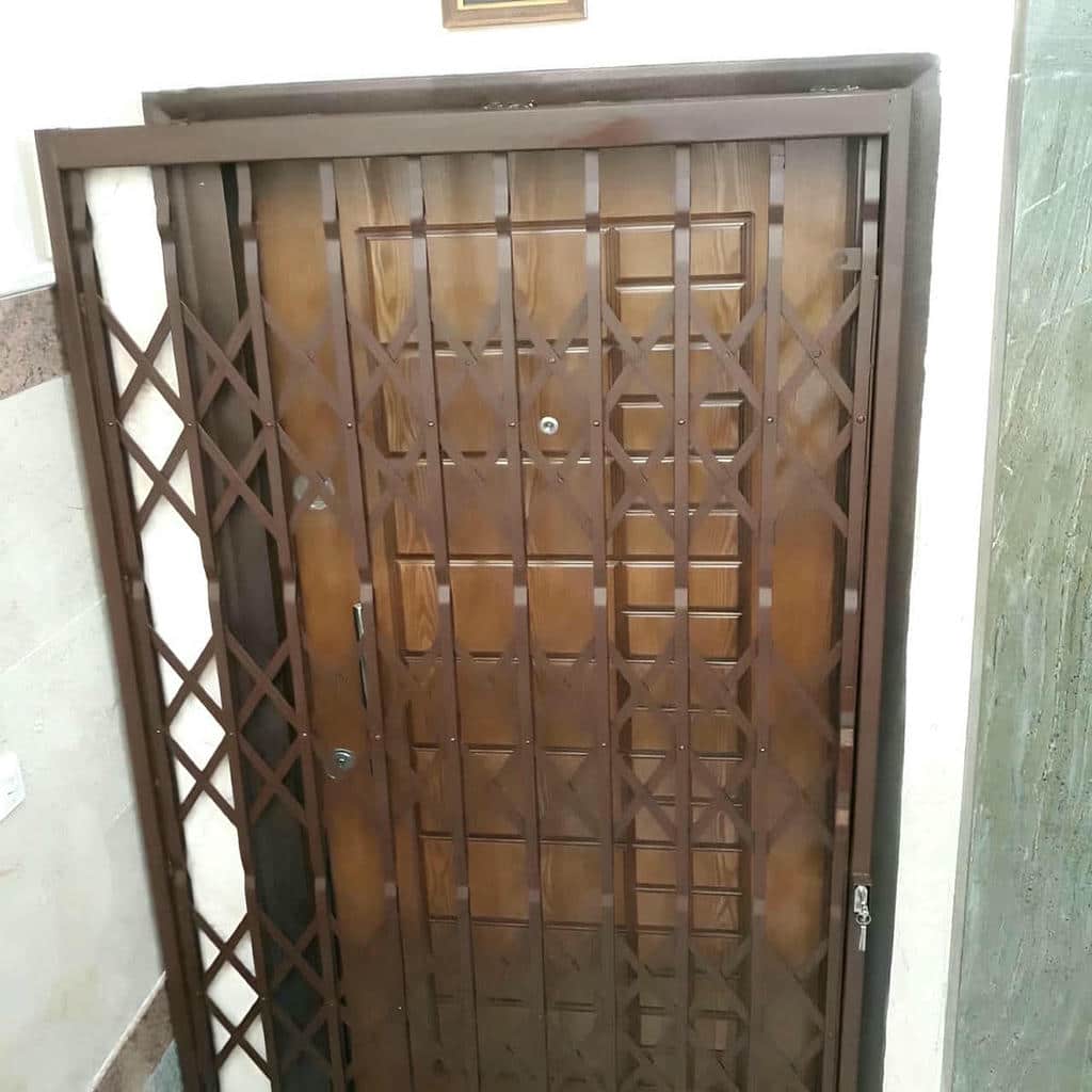 نمای نزدیک پوشش رنگ مات روی تسمه فلزی نمای نزدیک پوشش رنگ مات روی تسمه فلزی