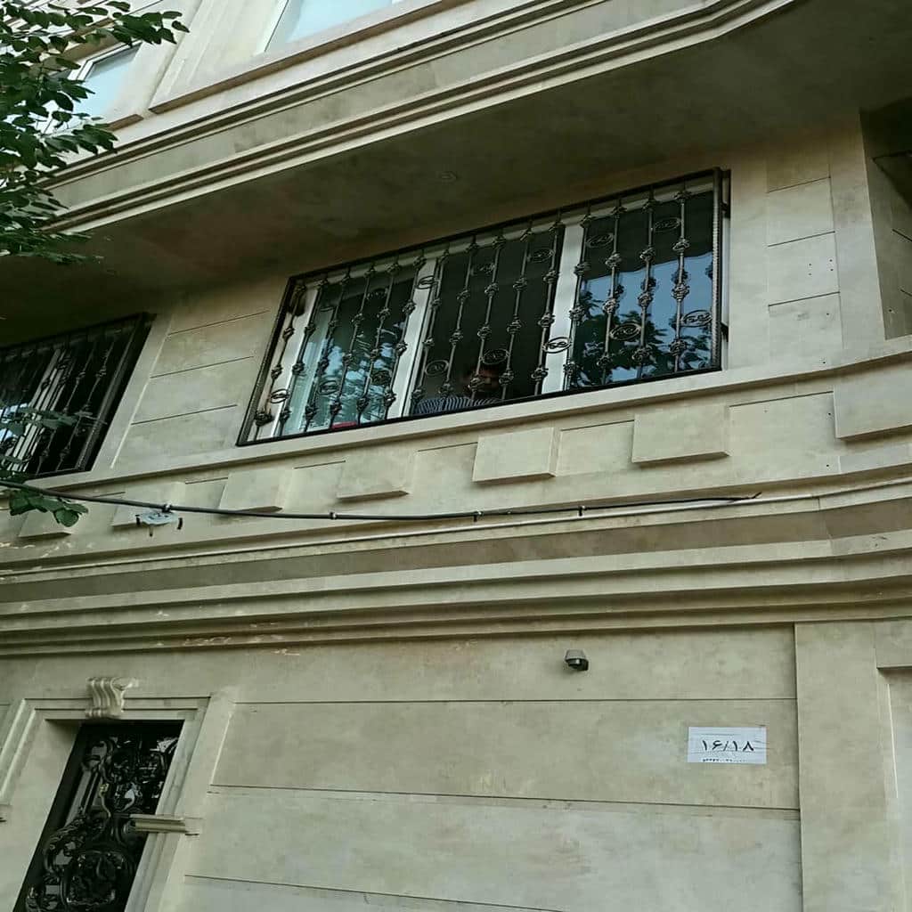 نمای نزدیک پوشش رنگ نرده فلزی سفید