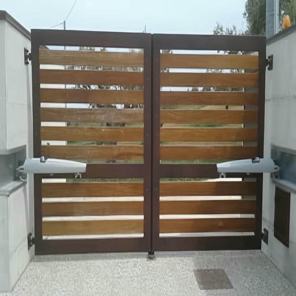 نمونه جک بازویی مشکی روی درب فرفورژه