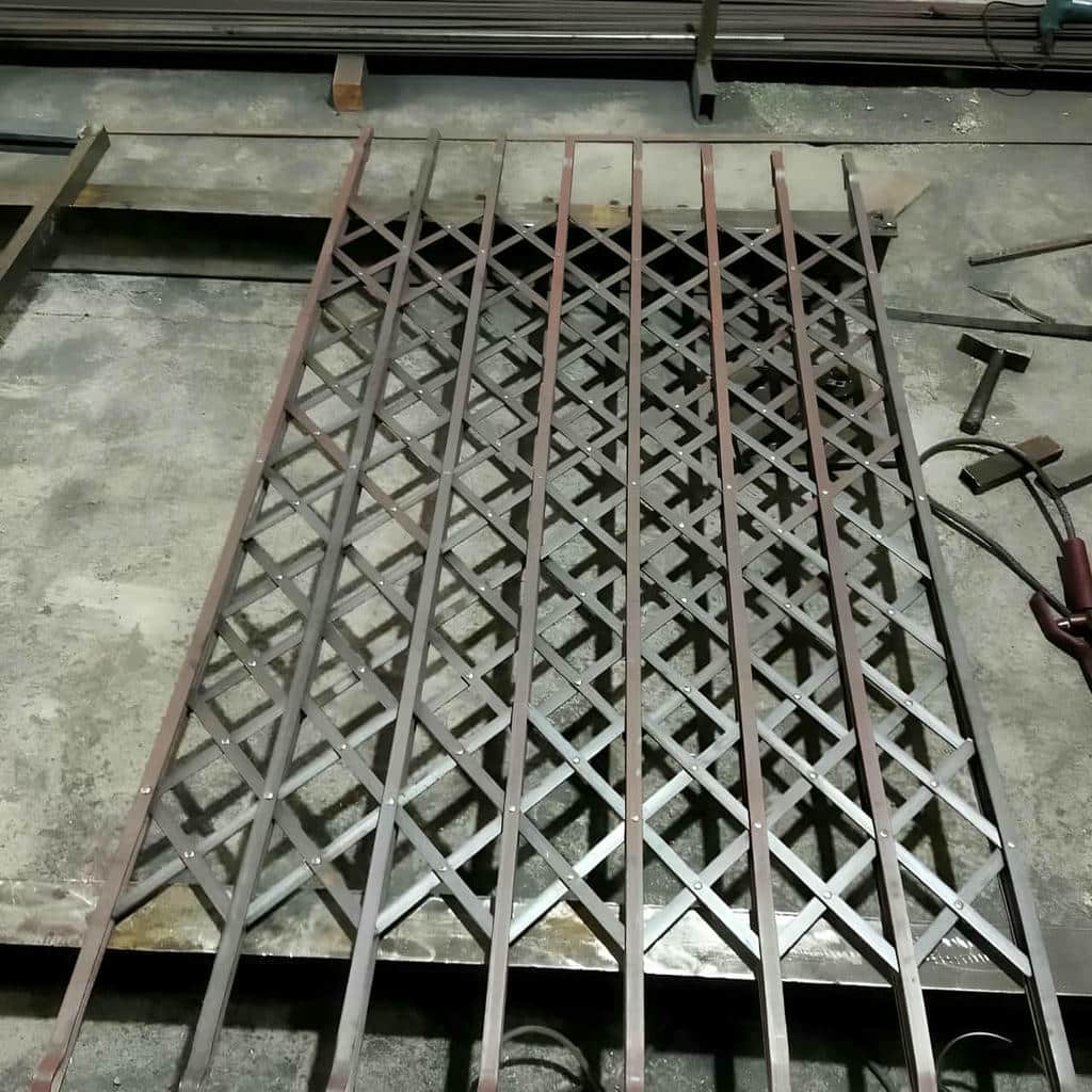 نمونه حفاظ درب آکاردئونی خاکستری کنار چارچوب آپارتمان نمونه حفاظ درب آکاردئونی خاکستری کنار چارچوب آپارتمان