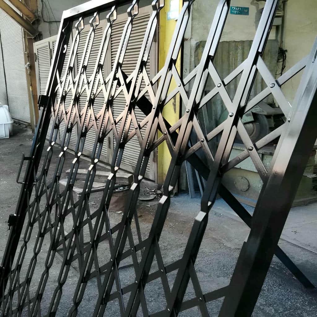 نمونه حفاظ درب آکاردئونی سفید برای ویلای محصور نمونه حفاظ درب آکاردئونی سفید برای ویلای محصور