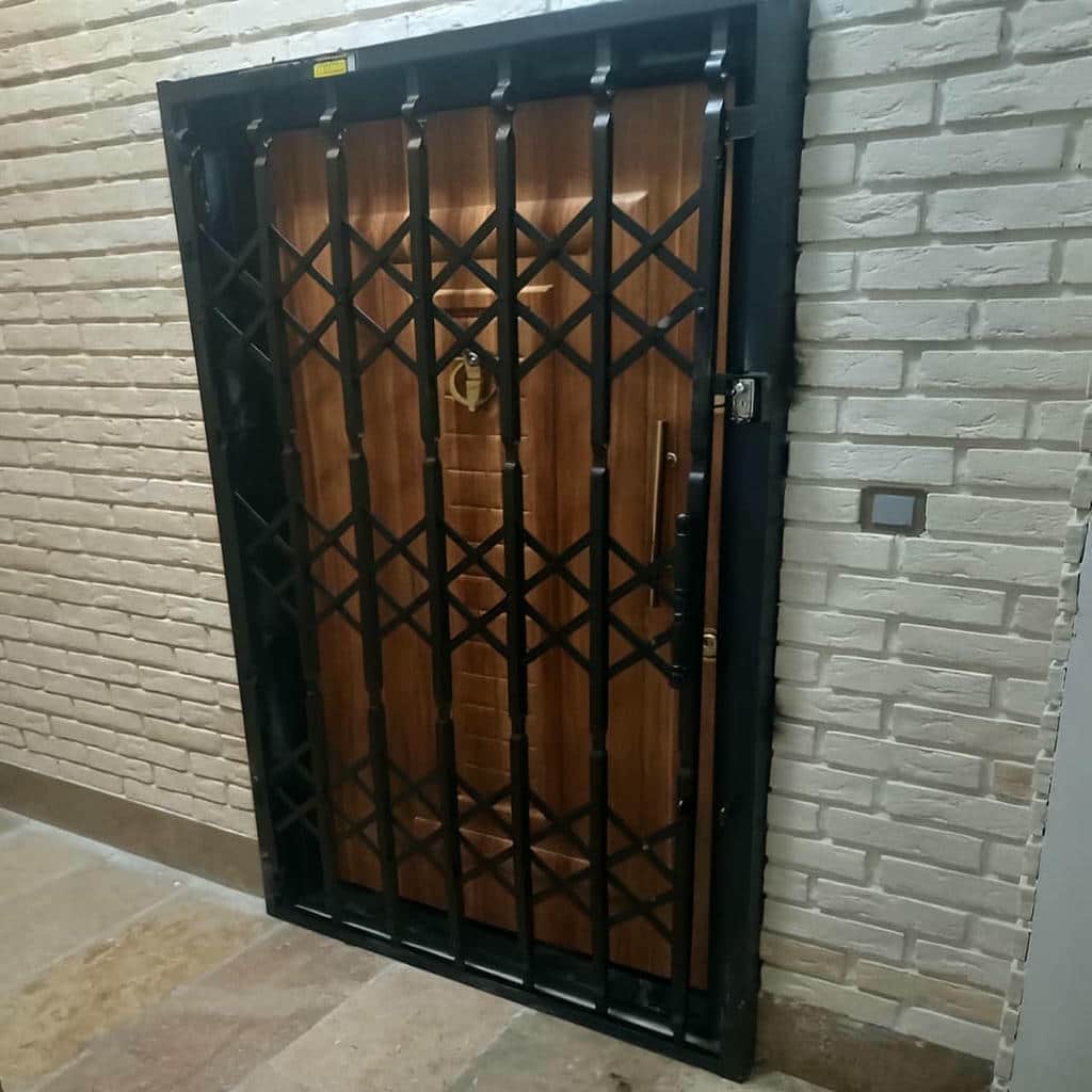 نمونه شبکه آهنی ساده کنار دیوار سنگی