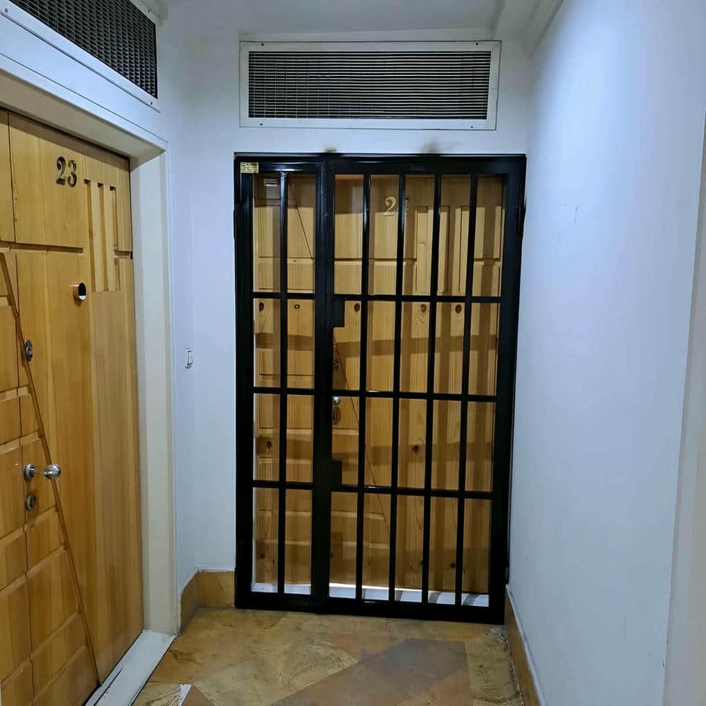 نمونه شبکه لوزی ظریف کنار در چوبی روشن نمونه شبکه لوزی ظریف کنار در چوبی روشن