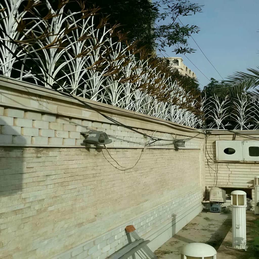 نمونه محافظ آهنی با رنگ هماهنگ درب حیاط