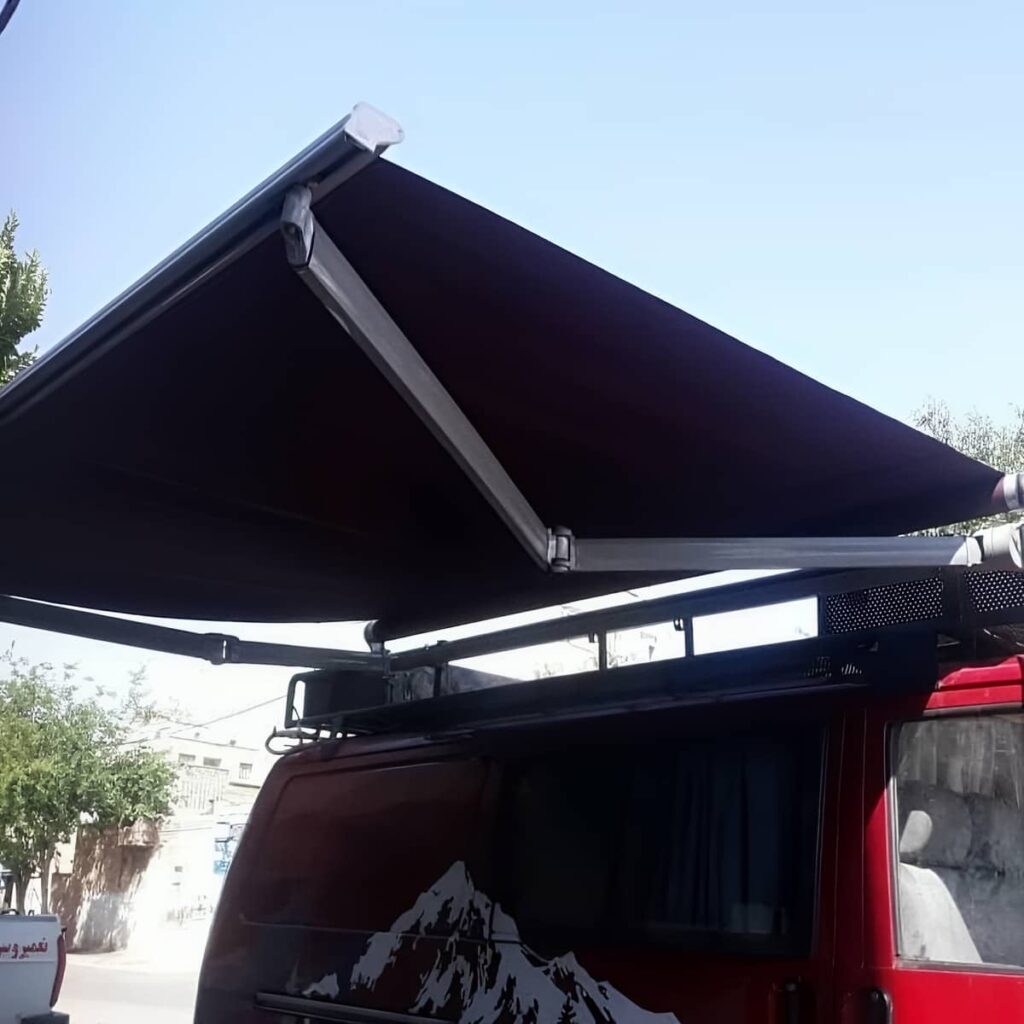نمونه پارچه زیتونی کنار قاب فلزی تیره