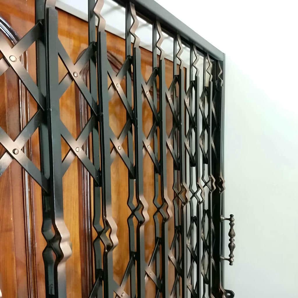 نمونه گارد تاشوی مشکی هماهنگ با چارچوب چوبی