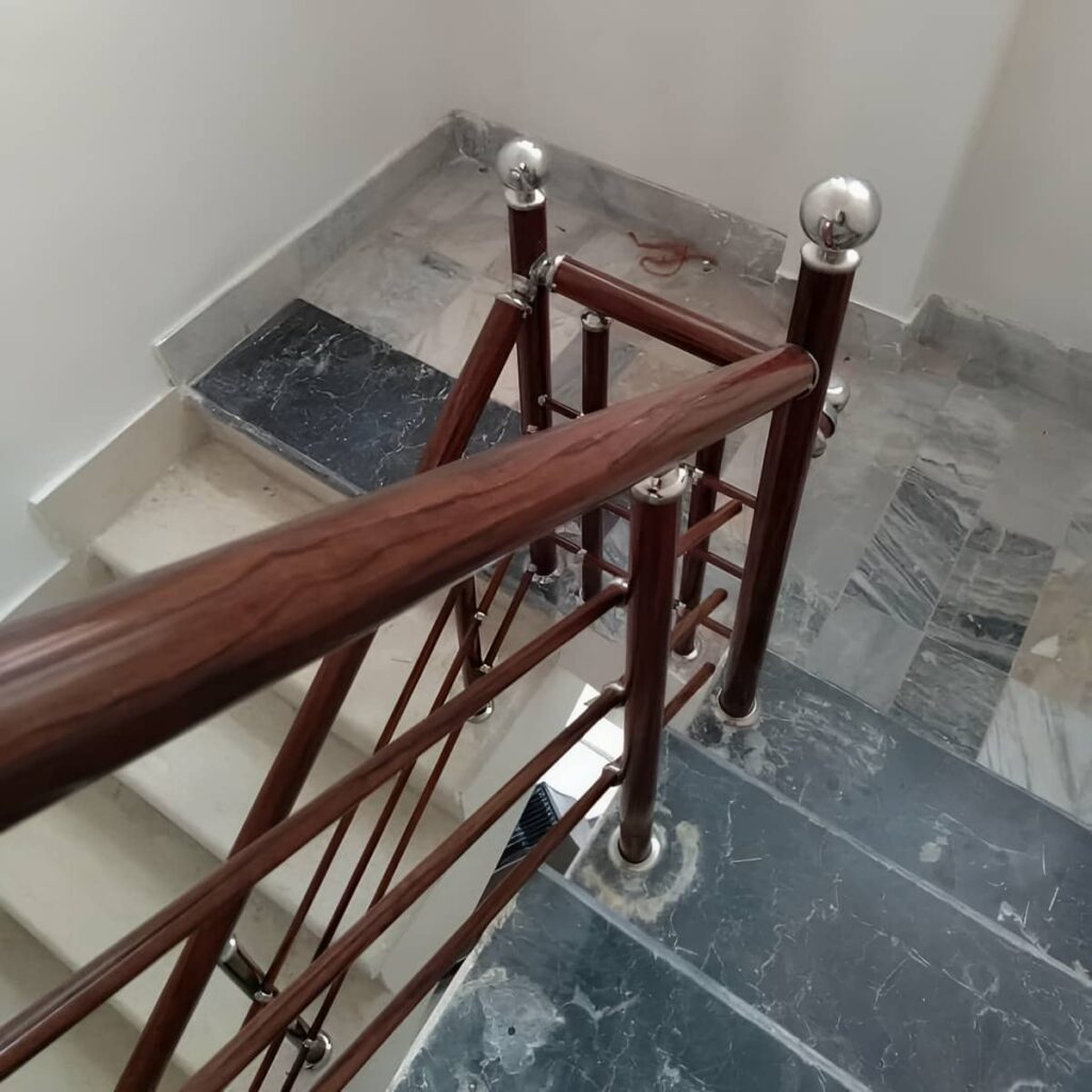 هندریل استیل برس‌خورده روی پلکان چوبی دوبلکس
