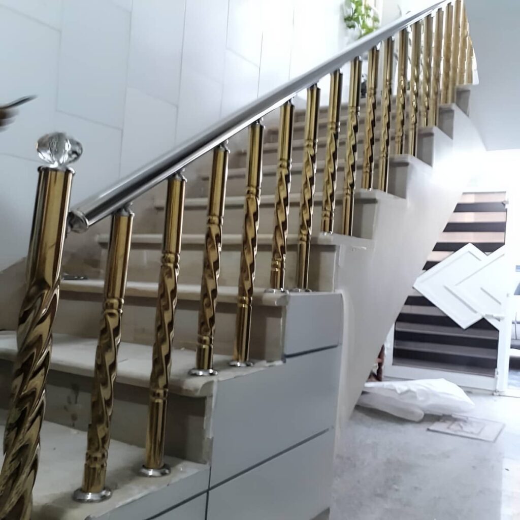 هندریل استیل برس خورده در راهروی مرطوب ساختمان هندریل استیل برس خورده در راهروی مرطوب ساختمان