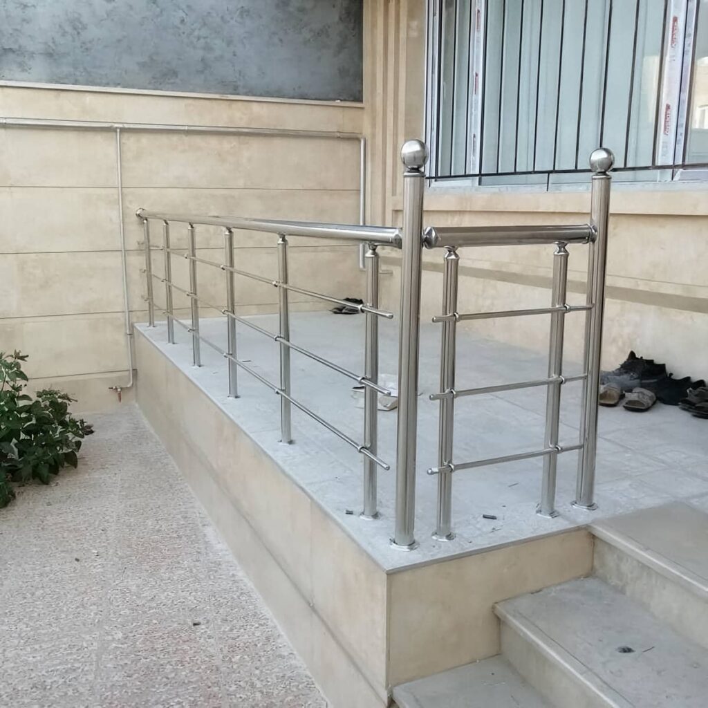 هندریل استیل برس خورده روی پلکان مرمری روشن