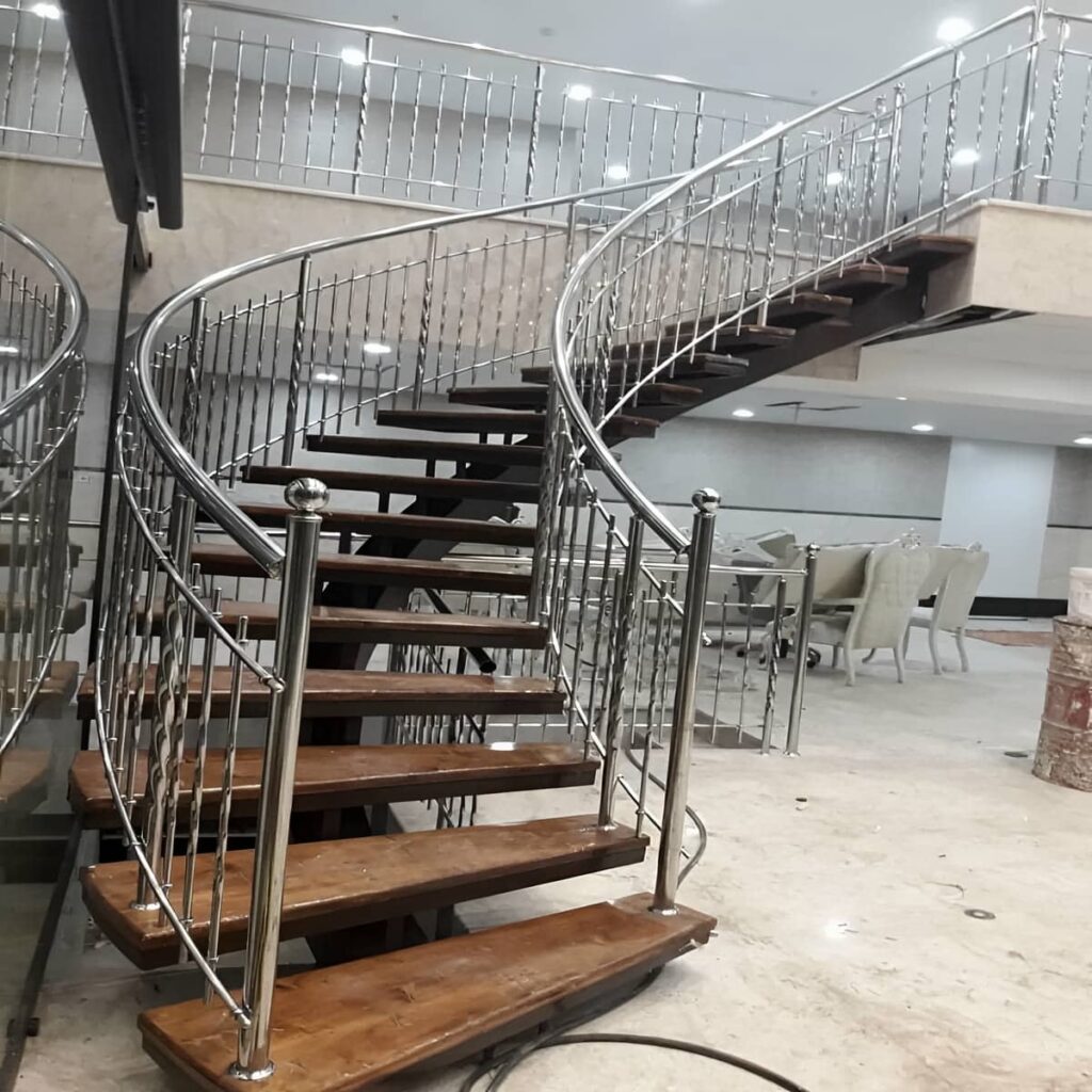 هندریل استیل برس خورده کنار پاگرد سنگ تراورتن