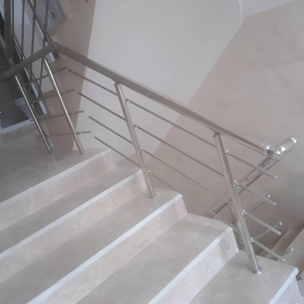 هندریل استیل مات روی پلکان دوبلکس روشن