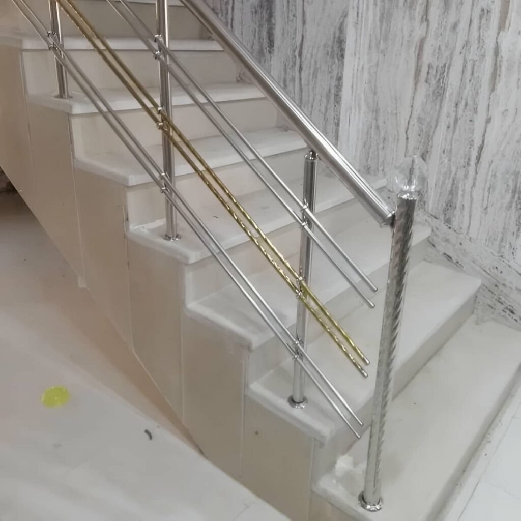 هندریل استیل مات کنار پلکان سنگی باغ