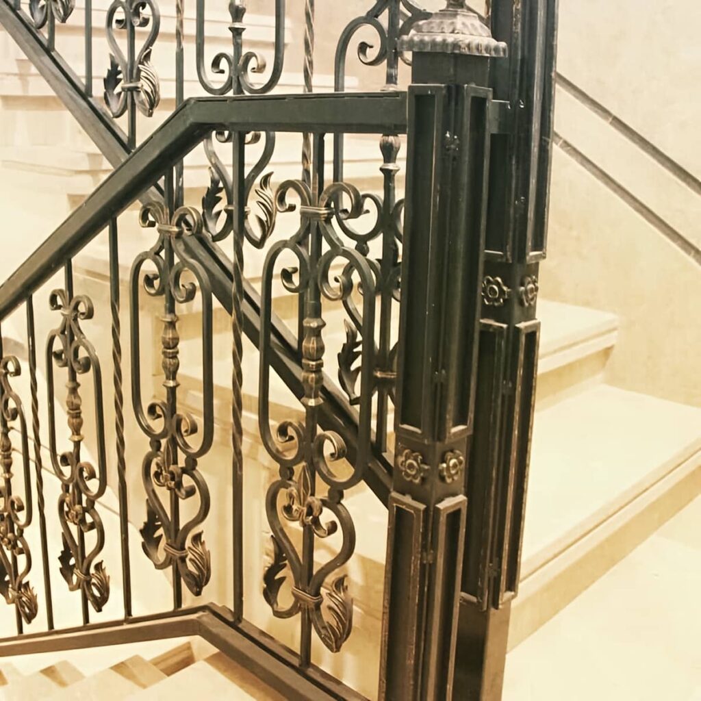 هندریل فلزی خطی کنار دیوار گچی ساختمان نوساز هندریل فلزی خطی کنار دیوار گچی ساختمان نوساز