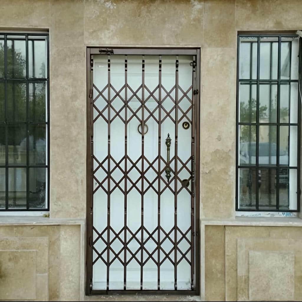 کارشناس بررسی چارچوب فلزی ورودی آپارتمان