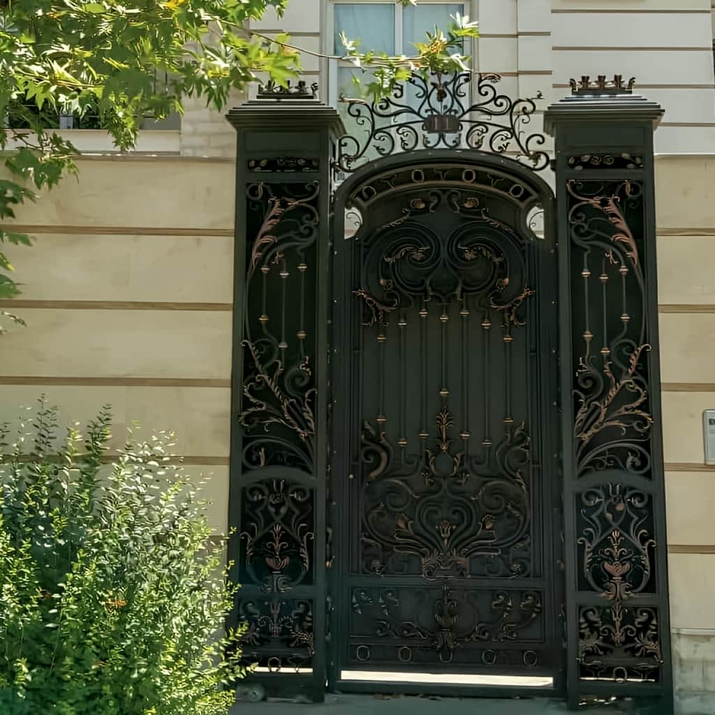کارشناس در حال بررسی عرض دهانه ورودی