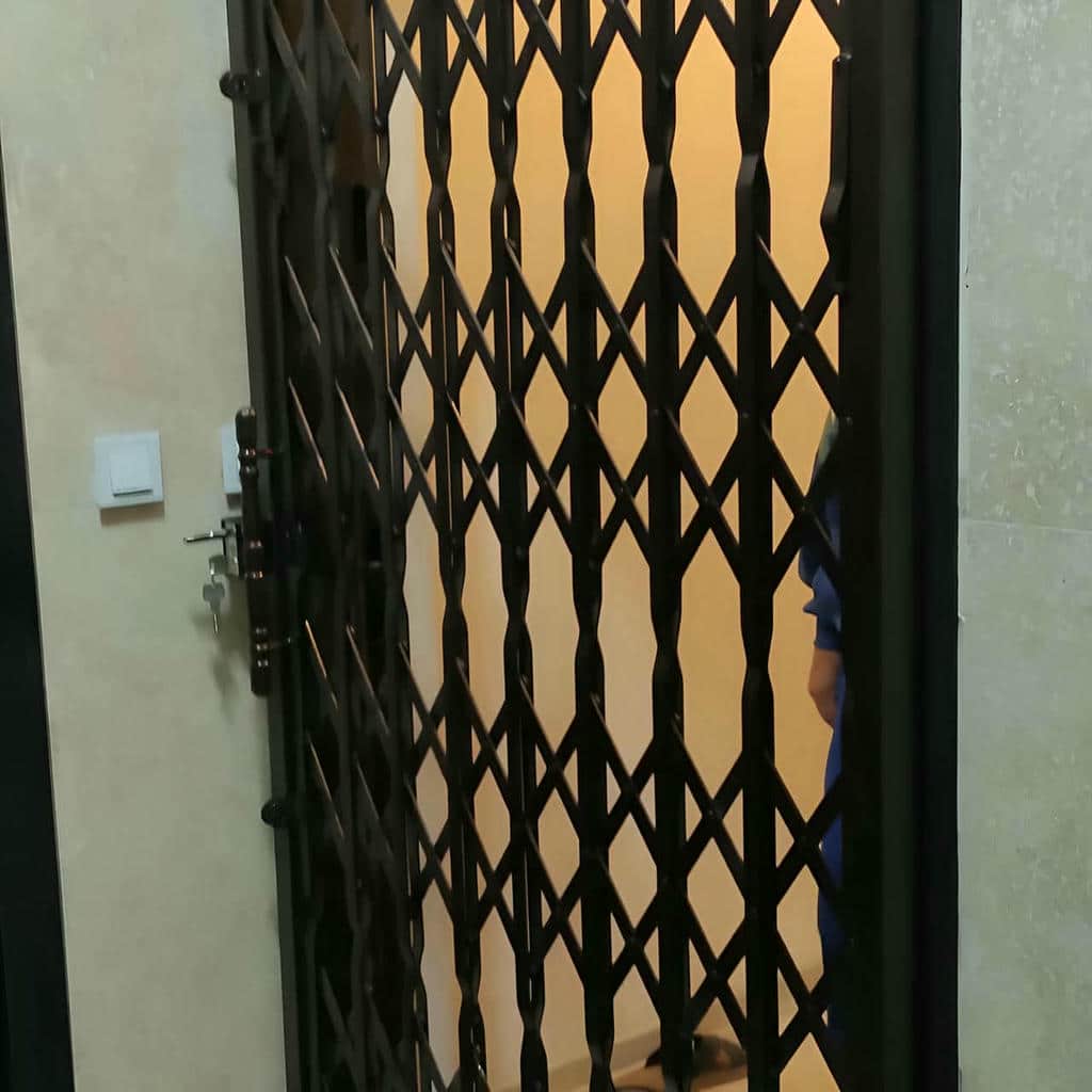 کارشناس در حال بررسی چارچوب ورودی قزوین