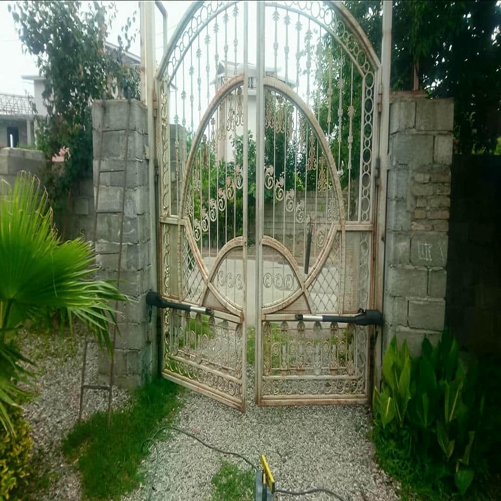 کارشناس مشاوره کنار تصویر ورودی ساختمان مسکونی کارشناس مشاوره کنار تصویر ورودی ساختمان مسکونی