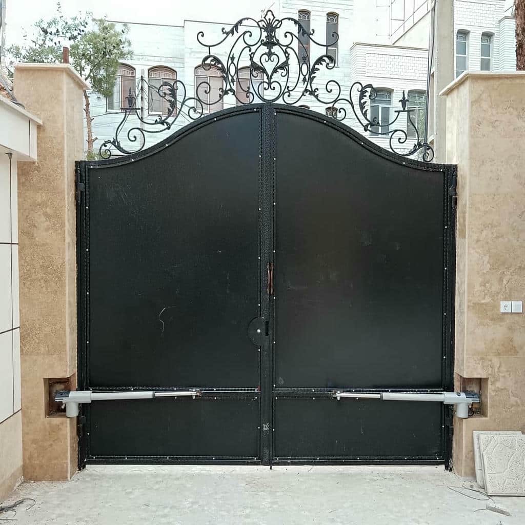 کارشناس مشاوره کنار طرح ورودی ویلای شخصی در ارومیه