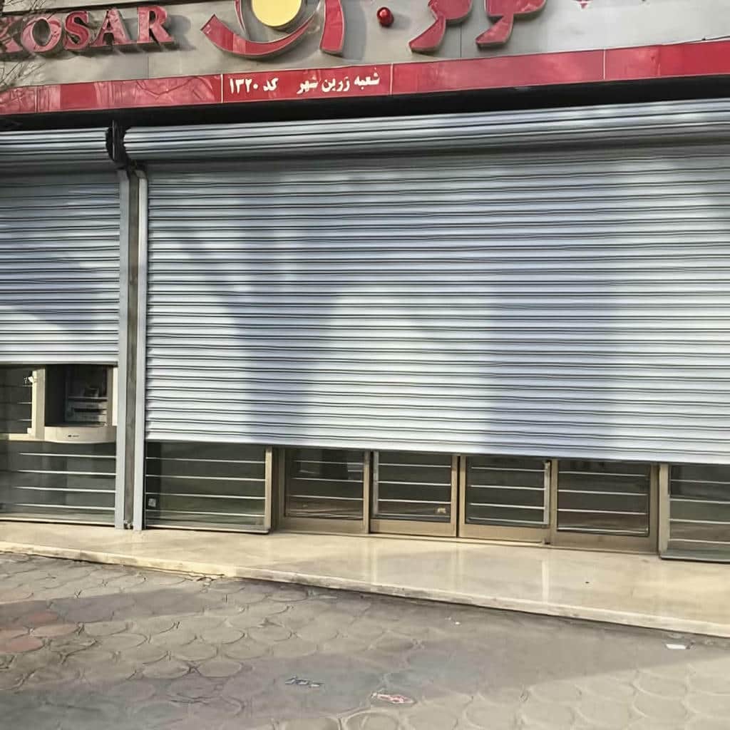 کارشناس مشاوره کنار نمونه تیغه های آلومینیومی