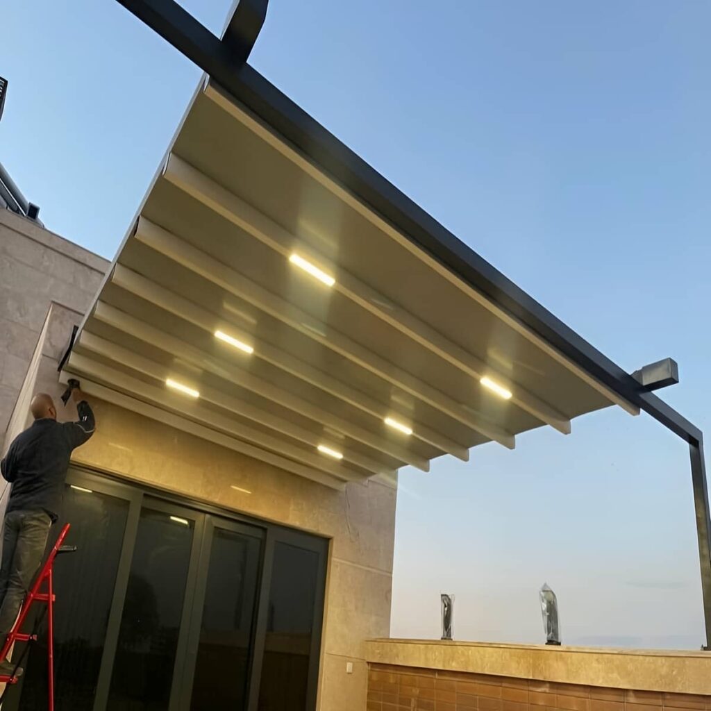 کارشناس مشغول بررسی قرارداد نصب روی میز