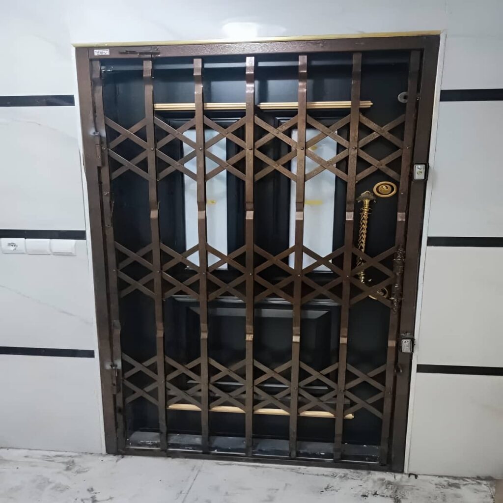 گارد تاشوی خاکستری روی چارچوب راهروی چند واحدی