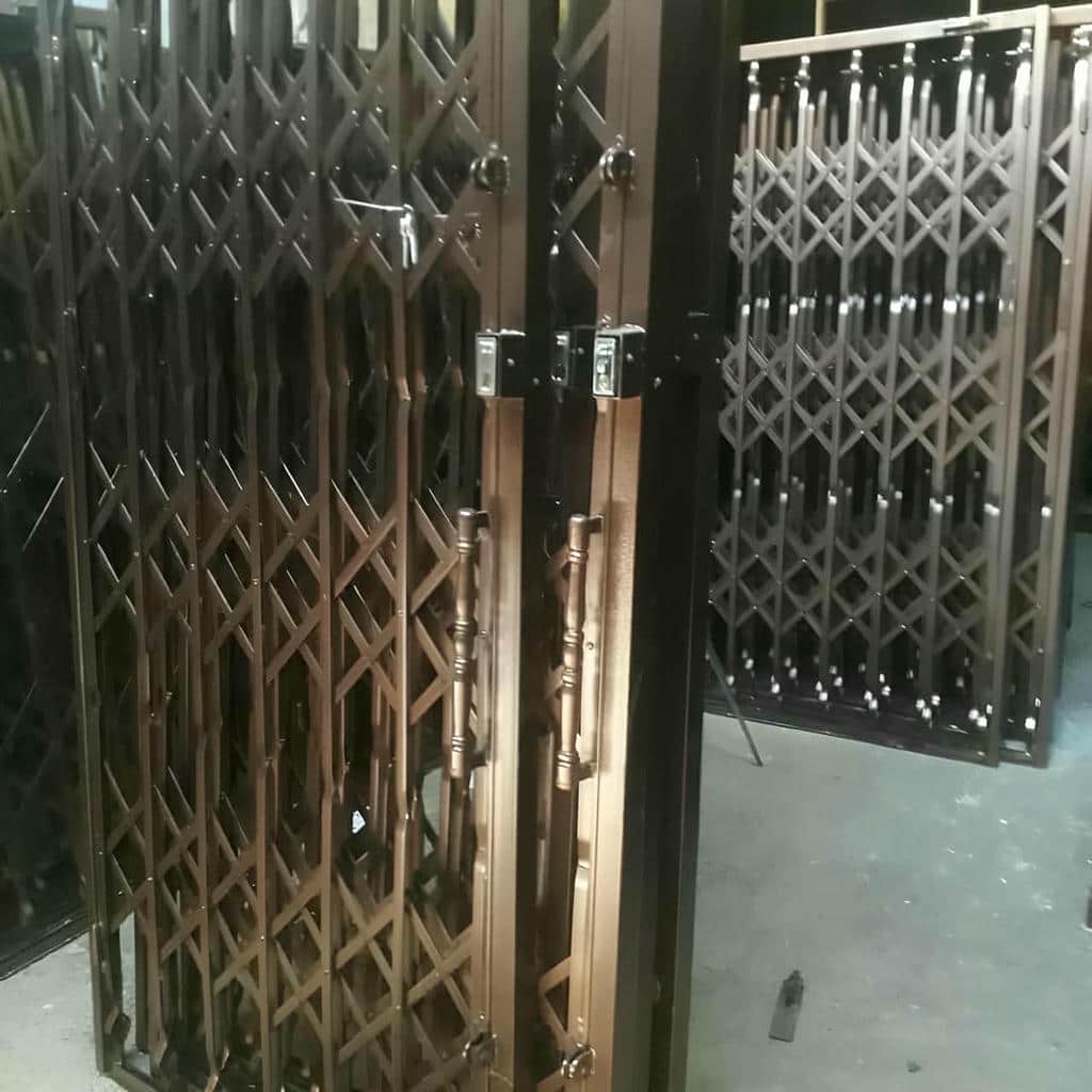 گارد تاشوی سفید کنار در ورودی خانه سنگی