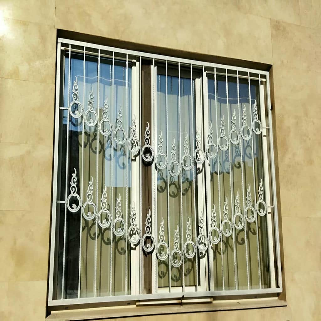 گارد مشکی با میله‌های عمودی مقابل شیشه دوجداره