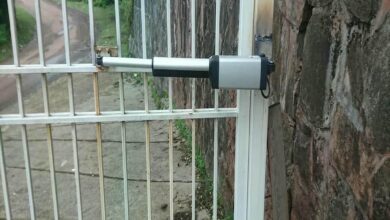 جک درب پارکینگ خاکستری کنار دروازه مشکی