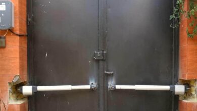 جک درب پارکینگ مشکی روی ورودی آفتاب‌گیر بندرعباس
