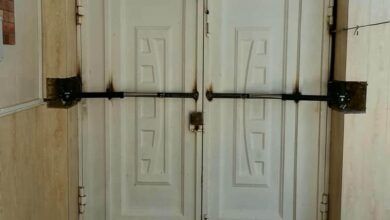 جک درب پارکینگ نقره‌ای روی ورودی خانه در استان کردستان