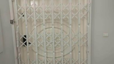 حفاظ درب آکاردئونی خاکستری برای راهروی آپارتمان در استان هرمزگان
