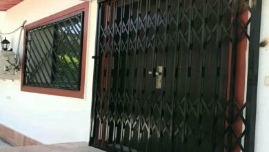 حفاظ درب آکاردئونی خاکستری در استان کرمان