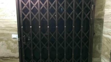 حفاظ درب آکاردئونی سفید مقابل ورودی آپارتمان بندرعباس