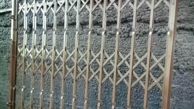 حفاظ درب آکاردئونی سفید هماهنگ با نمای سنگی در استان اردبیل