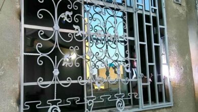 حفاظ پنجره مشکی مینیمال روی نمای سفید استان چهارمحال و بختیاری