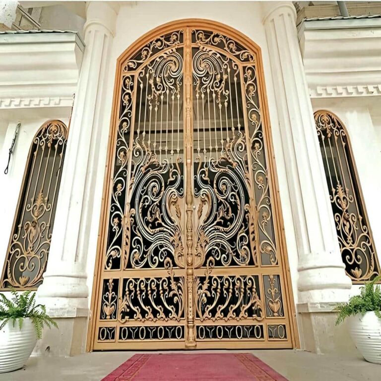 درب حیاط دولنگه عریض مشکی در کرمان